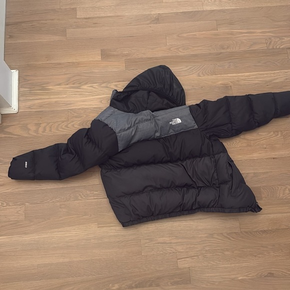 The North Face Black and Gray Puffer Jacket - Picture 5 of 6